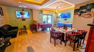 Una televisión o centro de entretenimiento en ALICIA HOTEL