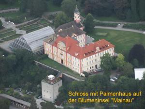 - une vue aérienne sur un grand bâtiment avec une tour dans l'établissement Ferienwohnung Stine, à Stetten