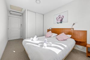 Ένα ή περισσότερα κρεβάτια σε δωμάτιο στο Nova - Piscine - Climatisé - Proche Aix-en-Provence +16 φωτογραφίες