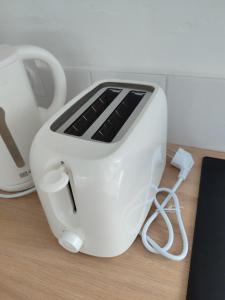 Una tostadora blanca colocada encima de un mostrador en Cosy Studio, en Quimperlé
