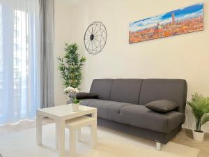 un soggiorno con un divano e un tavolo di Villa Laura Home a Bologna
