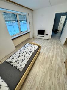 ノインブルク・フォルム・ヴァルトにあるWohnung Maric EG bis zu 2 Personenのベッドとテレビのある寝室