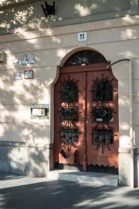una gran puerta de madera en el lateral de un edificio en Gerda Apartment, en Budapest