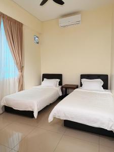 Ένα ή περισσότερα κρεβάτια σε δωμάτιο στο Cozy Suite with Twin Beds & Lounge