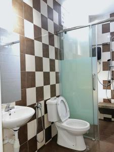 Ένα μπάνιο στο Cozy Suite with Twin Beds & Lounge +8 φωτογραφίες