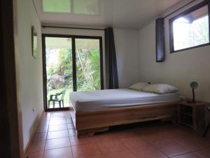 a bedroom with a bed and a sliding glass door at Quinta Celeste in La Garita
