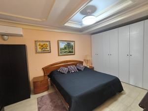 Schlafzimmer mit einem Bett mit schwarzer Bettwäsche und Kissen in der Unterkunft Villa Costa Adeje in Adeje + 35 Fotos