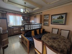 ein Zimmer mit Tisch und eine Küche mit Esszimmer in der Unterkunft Villa Costa Adeje in Adeje