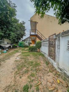 een lege werf voor een gebouw bij Luigi Guest House & Kitchen in Sattahip +3 foto's