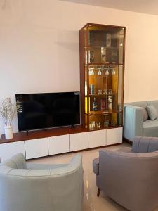 TV a/nebo společenská místnost v ubytování Santorini Resort