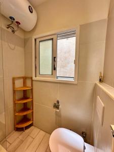 Ванная комната в Leandros Cfu flat +18 фотографий