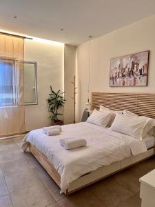 Кровать или кровати в номере Leandros Cfu flat