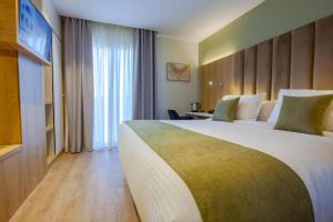 una camera con un grande letto in una camera d'albergo di alouane rabah a Orano