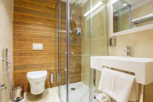 un bagno con doccia, WC e lavandino di alouane rabah a Orano