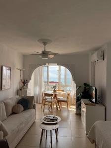 ein Wohnzimmer mit Sofa und Tisch in der Unterkunft Estudio Miralmar in Torrox