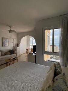 ein Schlafzimmer mit Bett und ein Wohnzimmer in der Unterkunft Estudio Miralmar in Torrox