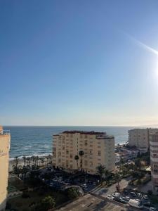 ein Blick auf das Meer von einem Gebäude aus in der Unterkunft Estudio Miralmar in Torrox + 18 Fotos