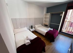 a room with two beds and a window at Nido de Sabi in Pardinilla