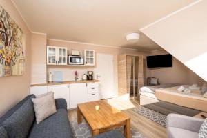 a living room with a couch and a table at Gästehaus "Kleines Stadtidyll" -Zimmer und Apartments in Geesthacht