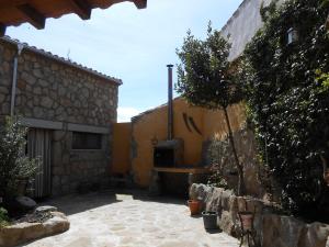 an outdoor courtyard with a building and a tree at Escápate y desconecta en Son Soles! in Blacha