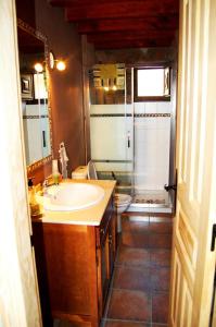 a bathroom with a sink and a shower and a toilet at Escápate y desconecta en Son Soles! in Blacha