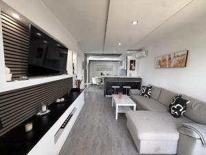 ein Wohnzimmer mit Couch und Flachbildfernseher in der Unterkunft Bungalow Vista Dorada in Sonnenland