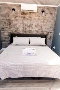 Voodi või voodid majutusasutuse Romantic and Luxurious Glamping Dome in Eureka Springs, Equipped with an Indoor Hot Tub Perfect for a Weekend of Relaxation toas