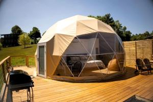 Foto sihtkohas West Liberty asuva majutusasutuse Romantic and Luxurious Glamping Dome in Eureka Springs, Equipped with an Indoor Hot Tub Perfect for a Weekend of Relaxation galeriist