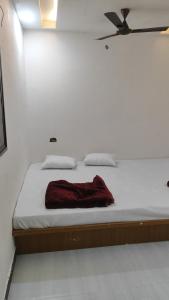 Ένα ή περισσότερα κρεβάτια σε δωμάτιο στο SHRI VIJAYVEER PALACE