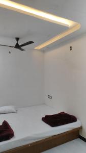 Ένα ή περισσότερα κρεβάτια σε δωμάτιο στο SHRI VIJAYVEER PALACE