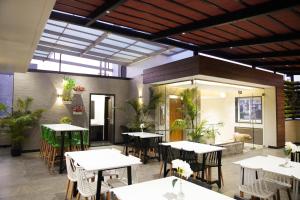 Un restaurante u otro lugar para comer en Sun Shine Hotel