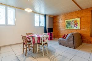 古达尔盖Gîte - Le Samiege的带桌子和沙发的餐厅