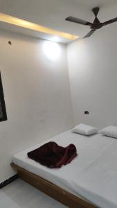 a bedroom with a white bed with a ceiling at SHRI VIJAYVEER PALACE in Ujjain