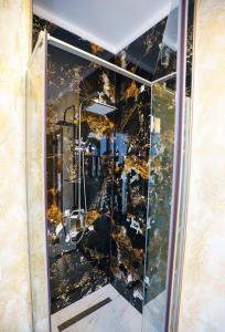 un ascensor con suelo de cristal en una habitación en Hotel Fantazia Oradea - Self Check In & Out, en Oradea 94 fotos más