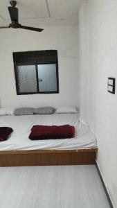 Ένα ή περισσότερα κρεβάτια σε δωμάτιο στο SHRI VIJAYVEER PALACE