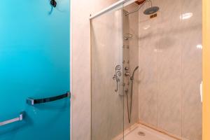 古达尔盖Gîte - Le Samiege的浴室里有玻璃门的淋浴间 更多15张照片