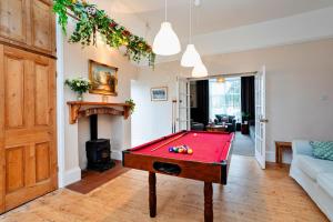 ein Wohnzimmer mit einem Billardtisch darin in der Unterkunft Finest Retreats - The Storehouse in Choppington