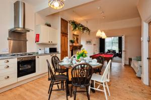 eine Küche und ein Esszimmer mit Tisch und Stühlen in der Unterkunft Finest Retreats - The Storehouse in Choppington