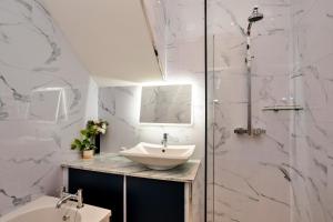 ein weißes Badezimmer mit Waschbecken und Dusche in der Unterkunft Finest Retreats - The Storehouse in Choppington + 14 Fotos