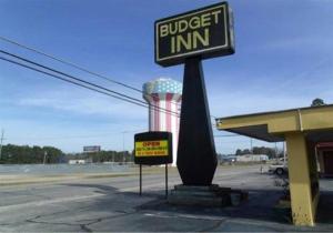 uma placa de Burger Inn em frente a uma bomba de gasolina em Budget inn em Lumberton