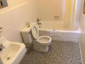 Ένα μπάνιο στο Budget inn