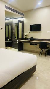 Una televisión o centro de entretenimiento en Sun Shine Hotel