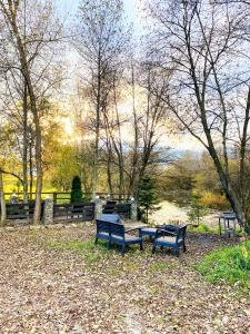 a group of park benches sitting in a park at Вудхарт2 in Yasinya