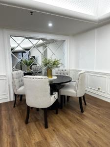 une salle à manger avec une table et des chaises dans l'établissement 3br luxury sudirman tower ,next mall lippo nusantara, à Jakarta