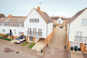 Woodham Ferrers Stationにある5 Bed Family Home- Free Parkingの白い家々が並ぶ住宅街の上空からの眺め