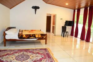 TV a/nebo společenská místnost v ubytování Brindavan Lake Resort