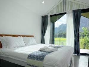 En eller flere senge i et værelse på Mini Vangvieng Resort + 26 billeder