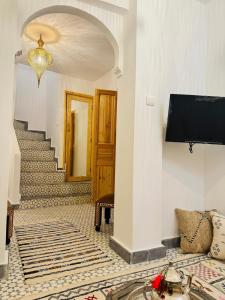 TV a/nebo společenská místnost v ubytování DAR AIDA, Cozy Riad Familiar in Tangier + 38 fotografií