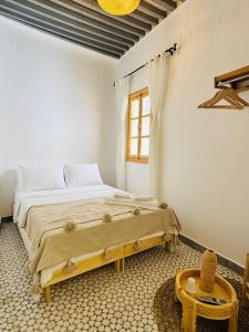 Postel nebo postele na pokoji v ubytování DAR AIDA, Cozy Riad Familiar in Tangier