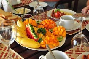 une table avec une assiette de fruits et légumes dans l'établissement Villa Camellia Garland, à Wenamulla
